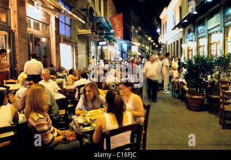 Ristoranti all'aperto nello storico quartiere di Plaka a Atene, Grecia, Europa Foto Stock