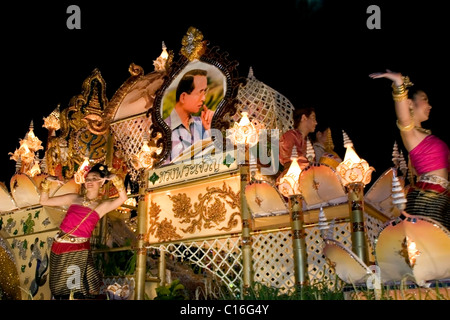 Tailandese donne indossano costumi colorati sono danza su un galleggiante a la Loi krathong Festival parade di Chiang Mai, Thailandia. Foto Stock