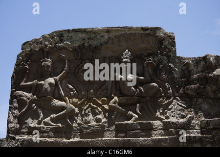 Apsaras Nella galleria esterna del Bayon, un tempio situato dentro la città reale di Angkor Thom, Parco Archeologico di Angkor Foto Stock