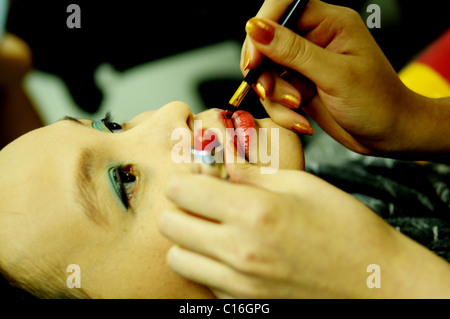 Danzatrici tailandesi e backup dei cantanti mettendo su make up prima di mostrare, bangkok, Thailandia Foto Stock