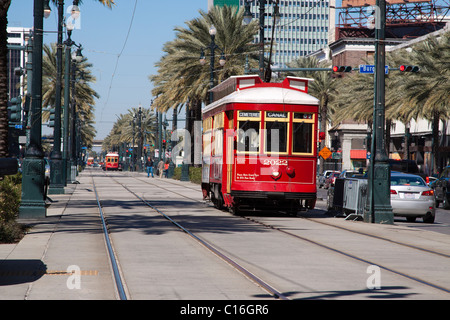 Serie di carrello di rosso le vetture in pista sul Canal Street in downtown New Orleans, Louisiana Foto Stock