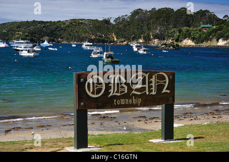 Cartello della città sul litorale, Oban, Halfmoon Bay, Stewart Island (Rakiura), Southland Region, Nuova Zelanda Foto Stock