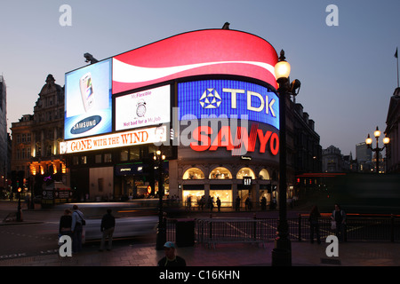 Piccadilly Circus di notte, Londra, Inghilterra, Gran Bretagna, Europa Foto Stock