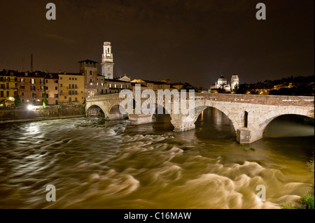 Ponte di Pietra o Ponte Pietra, il ponte di pietra, fiume Adige, il centro storico di Verona, Italia, Europa Foto Stock