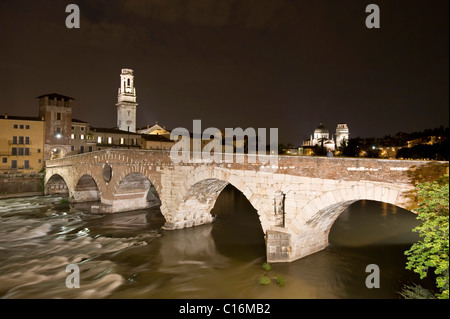 Ponte di Pietra o Ponte Pietra, il ponte di pietra, fiume Adige, il centro storico di Verona, Italia, Europa Foto Stock