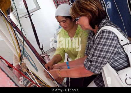 Workshop di moquette, Medenine, Djerba, Tunisia, Nord Africa Foto Stock