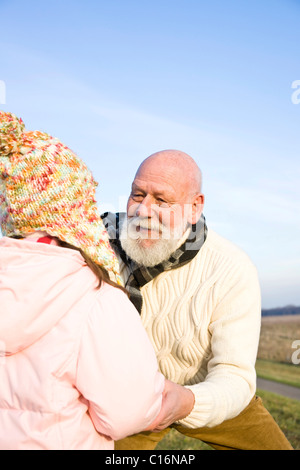 Il nonno di ridere con la sua granddaugher Foto Stock