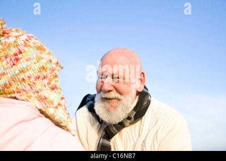 Il nonno di ridere con la sua granddaugher Foto Stock