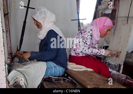 Tessitori di tappeti, Medenine, Djerba, Tunisia, Nord Africa Foto Stock