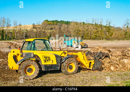 JCB movimentatore telescopico trattore e muck spargipula - Francia. Foto Stock