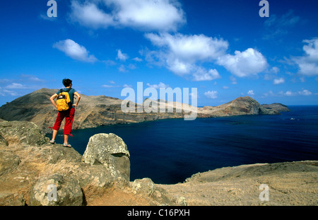 Escursionista presso la Ponta de Sao Lourenco, Madeira, Portogallo, Europa Foto Stock