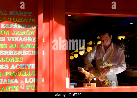 Marpy Bar di tapas bar, un cameriere Prosciutto taglio, jamón serrano, città ospite di Expo 2008 a Saragozza, Aragona, Spagna, Europa Foto Stock