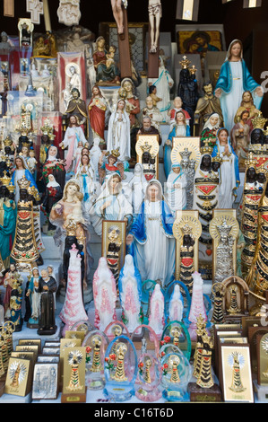 Madonna figure, souvenir stallo, Santuario della Casa, Loreto, Marche, Italia, Europa Foto Stock