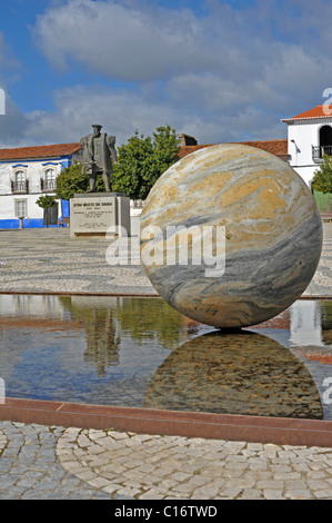 Funzione di acqua e la statua di explorer Dom Vasco da Gama in un quadrato in Vidigueira nella regione dell'Alentejo in Portogallo Foto Stock