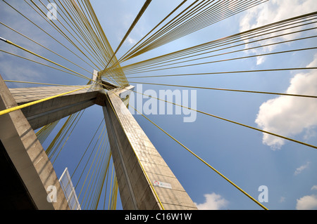 Octávio Frias de Oliveira Bridge, inaugurato il 10 maggio 2008, Rio Pinheiros, Morumbi distretto, Sao Paulo, Brasile, Sud America Foto Stock