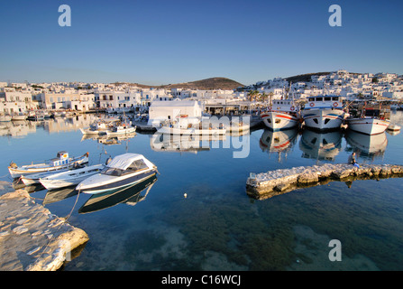 Barche a motore nel porto di Naoussa, PAROS, CICLADI Grecia, Europa Foto Stock