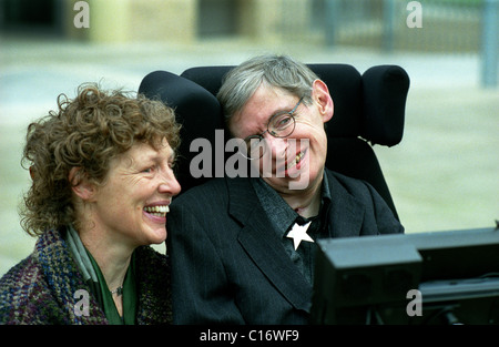 COPYRIGHT DI PROPRIETÀ FOTOGRAFIA DI BRIAN HARRIS - 11/1/02 prof. Stephen Hawking in Cambridge, Inghilterra. Sessantesimo COMPLEANNO PER Stephen Hawking CH CBE Foto Stock