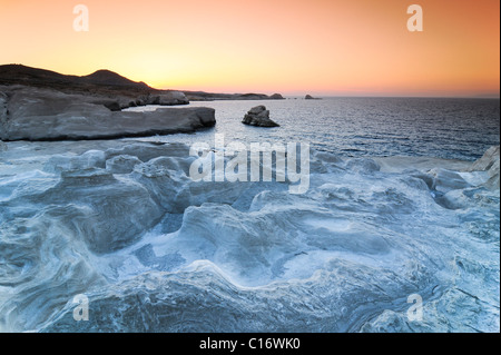 White formazioni rocciose presso la spiaggia di Sarakiniko su Milos, Cicladi Grecia, Europa Foto Stock