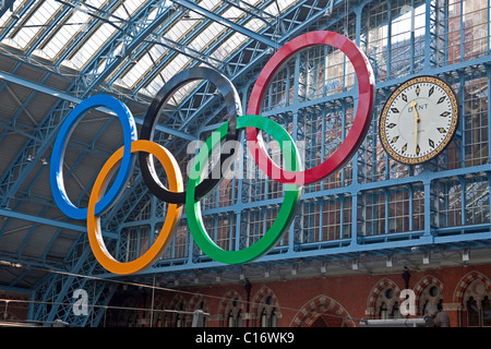 Londra,la stazione di St Pancras gli anelli olimpici Marzo 2011 Foto Stock