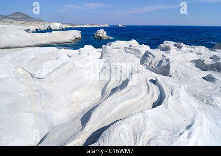 Le formazioni rocciose di Sarakiniko sull isola di Milos, Cicladi Grecia, Europa Foto Stock