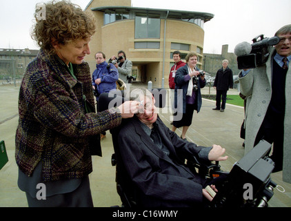 COPYRIGHT DI PROPRIETÀ FOTOGRAFIA DI BRIAN HARRIS - 11/1/02 prof. Stephen Hawking in Cambridge, Inghilterra. Sessantesimo COMPLEANNO PER Stephen Hawking CH CBE Foto Stock