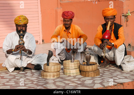 Incantatori di serpenti, Hawa Mahal, Palazzo di venti, Jaipur, Rajasthan, India del Nord, Asia Foto Stock