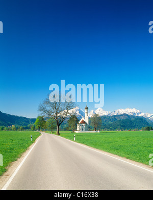 San Coloman chiesa di pellegrinaggio presso Fuessen, gamma Thannheim, molla, est Allgaeu, Baviera, Germania, Europa Foto Stock