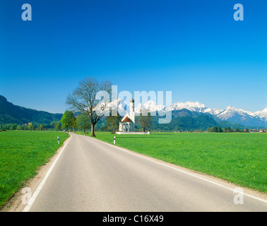 San Coloman chiesa di pellegrinaggio presso Fuessen, gamma Thannheim, molla, est Allgaeu, Baviera, Germania, Europa Foto Stock