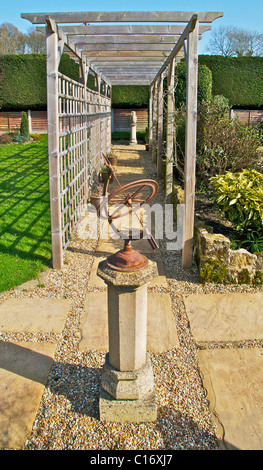 Un pergolato è una passerella in legno telaio utilizzato in un paesaggistico giardino Foto Stock