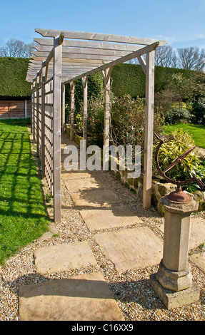 Un pergolato è una passerella in legno telaio utilizzato in un paesaggistico giardino Foto Stock