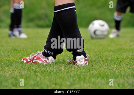 Le gambe dei partecipanti di una junior soccer torneo, Baden-Wuerttemberg, Germania, Europa Foto Stock
