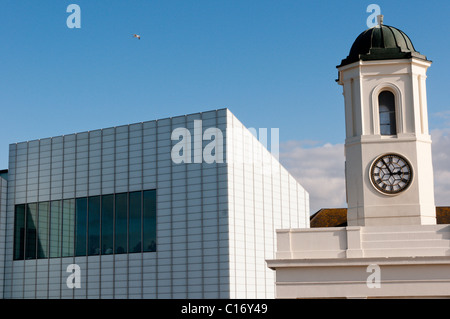 La Turner Contemporary Visitor Center, disegnato da David Chipperfield, a Margate, Kent, Inghilterra accanto a Droit House Foto Stock