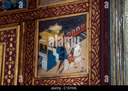La pittura del vetro in legno in stile Burmese Wihan. Wat Chong Klang. Mae Hong Son. Thailandia. Foto Stock