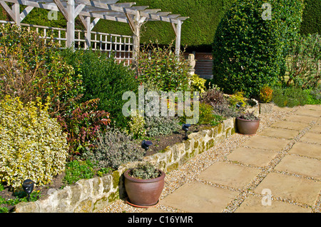 Un pergolato è una passerella in legno telaio utilizzato in un paesaggistico giardino Foto Stock