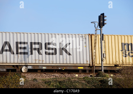 La Maersk Container trasportati per ferrovia, UK. Foto Stock