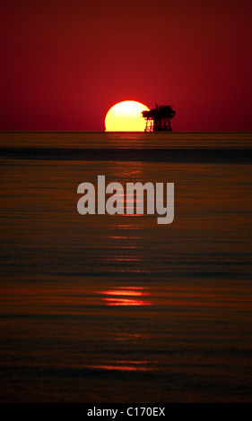 Tramonto dietro la piattaforma petrolifera nel Golfo del Messico Foto Stock