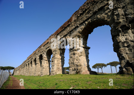 Italia, Roma, antico acquedotto romano nel Parco degli Acquedotti Foto Stock