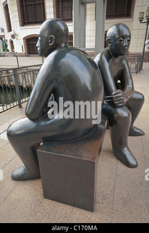 Due uomini su un banco di lavoro,Giles Penny, scultura in bronzo Foto Stock