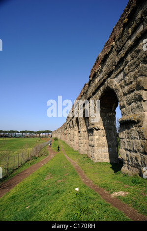 Italia, Roma, antico acquedotto romano nel Parco degli Acquedotti Foto Stock