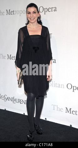 Julianna Marguiles Metropolitan Opera centoventicinquesimo anniversario gala al Metropolitan Opera House al Lincoln Center - Arrivi New York Foto Stock