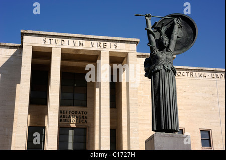 Italia, Roma, Università la Sapienza, statua di Minerva e Palazzo del Rettorato Foto Stock