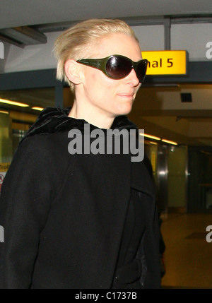 Tilda Swinton arriva a Heathrow Airport da Los Angeles dove l'attrice britannica hanno partecipato all'Oscar Londra Inghilterra - Foto Stock