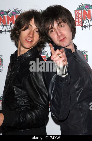 Alex Turner e Miles Kane dell'ultimo dell'ombra burattini, il 2009 Onda d'urto NME Awards tenutosi alla Brixton Academy. Foto Stock