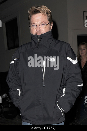 Eddie Izzard lasciando il ristorante edera sul suo proprio, avvolto a caldo contro il freddo di Londra - Inghilterra - 25.02.09 Foto Stock