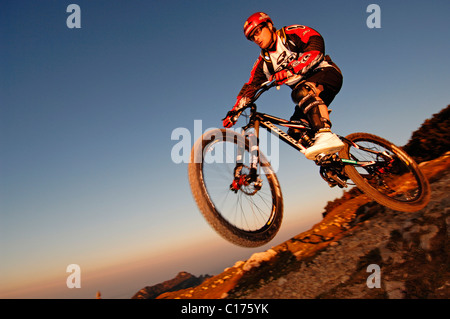 Marcus Klausmann, mountainbiker sul monte Kampenwand, Chiemgau, Baviera, Germania, Europa Foto Stock