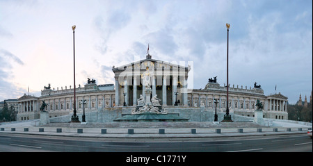 Panorma del Parlamento sulla Ringstrasse con cielo nuvoloso, Vienna, Austria, Europa Foto Stock