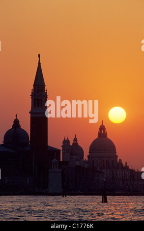 Chiesa di San Giorgio Maggiore e la Basilica di Santa Maria della Salute al tramonto, Venezia, Italia e Europa Foto Stock