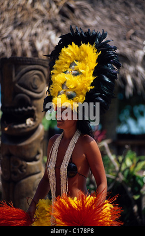 Francia, Polinesia francese, la società arcipelago, l'Isola di Moorea, ballerino di danza polinesiana al Tiki Village Foto Stock