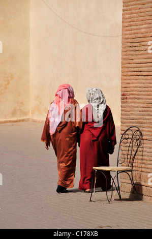 Due donne velate di fronte alla Moschea Ben Youssef nel quartiere della medina di Marrakech, Marocco, Africa Foto Stock