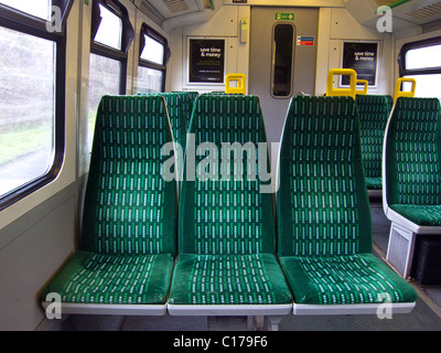 Un carrello vuoto su una London Midland treno servizio in esecuzione da Redditch a Birmingham. Foto Stock